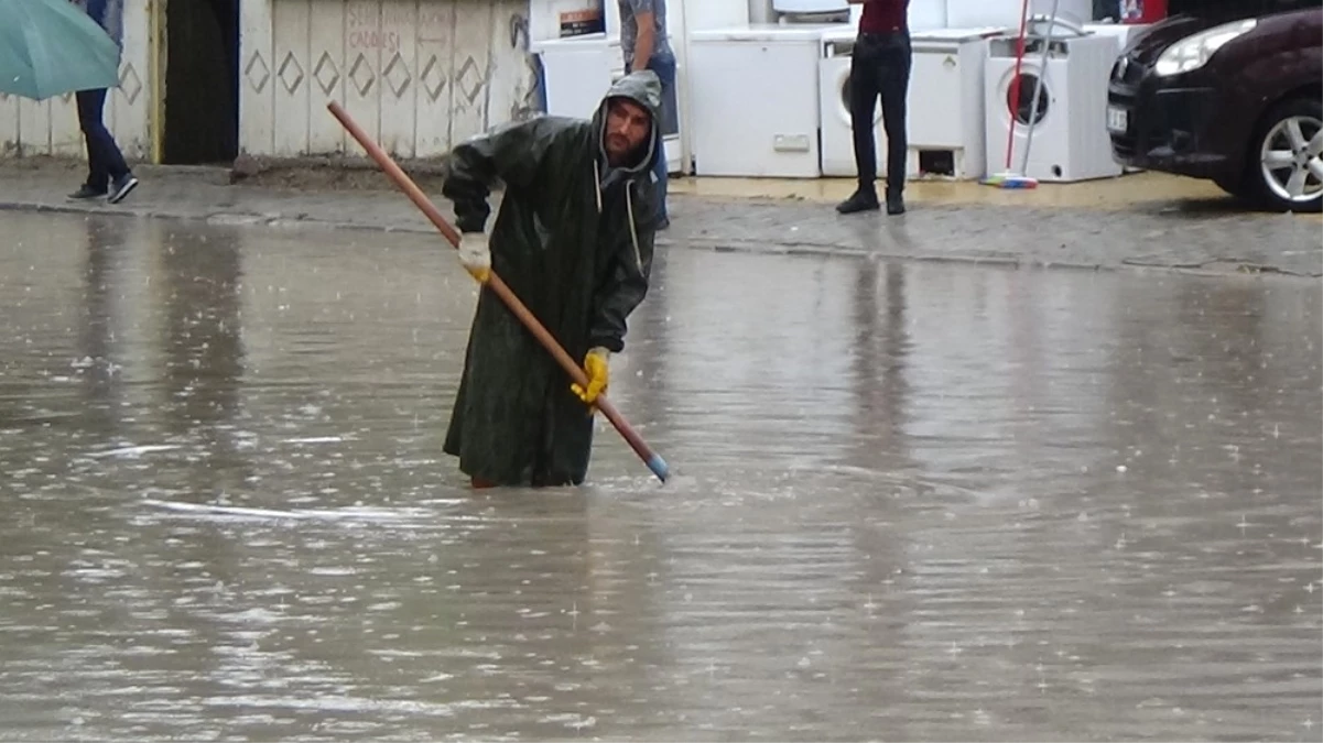 Karaman\'da Aniden Bastıran Yağmur Caddeleri Göle Çevirdi