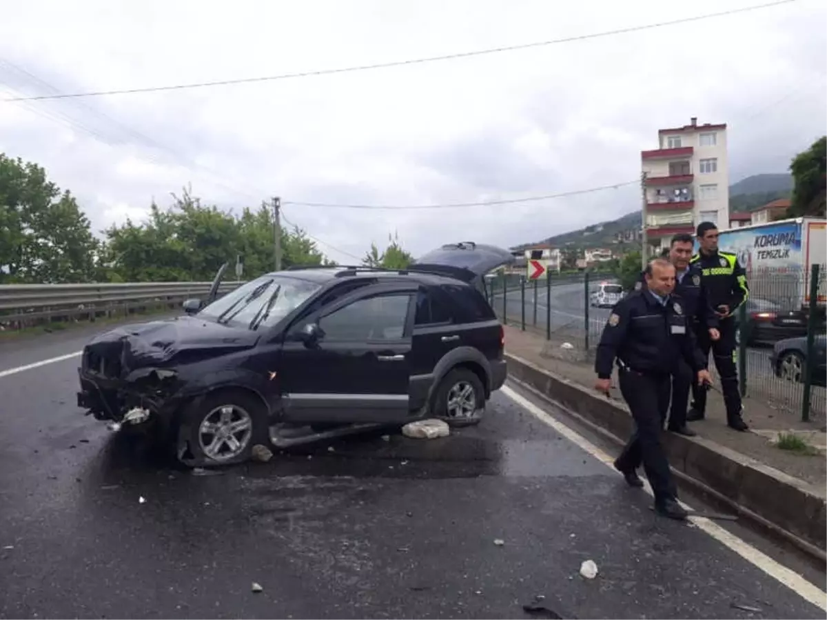 Kontrolden Çıkan Cip, Demir Bariyerleri Aşıp Yolun Karşı Şeridine Geçti: 1 Yaralı