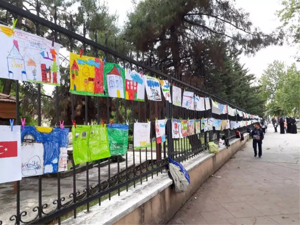 Öğrencilerin Resimleri Kaldırımda Sergilendi