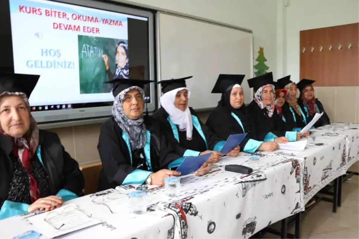 Okuma, Yazma Öğrenen Kadınlar Kep Fırlattı