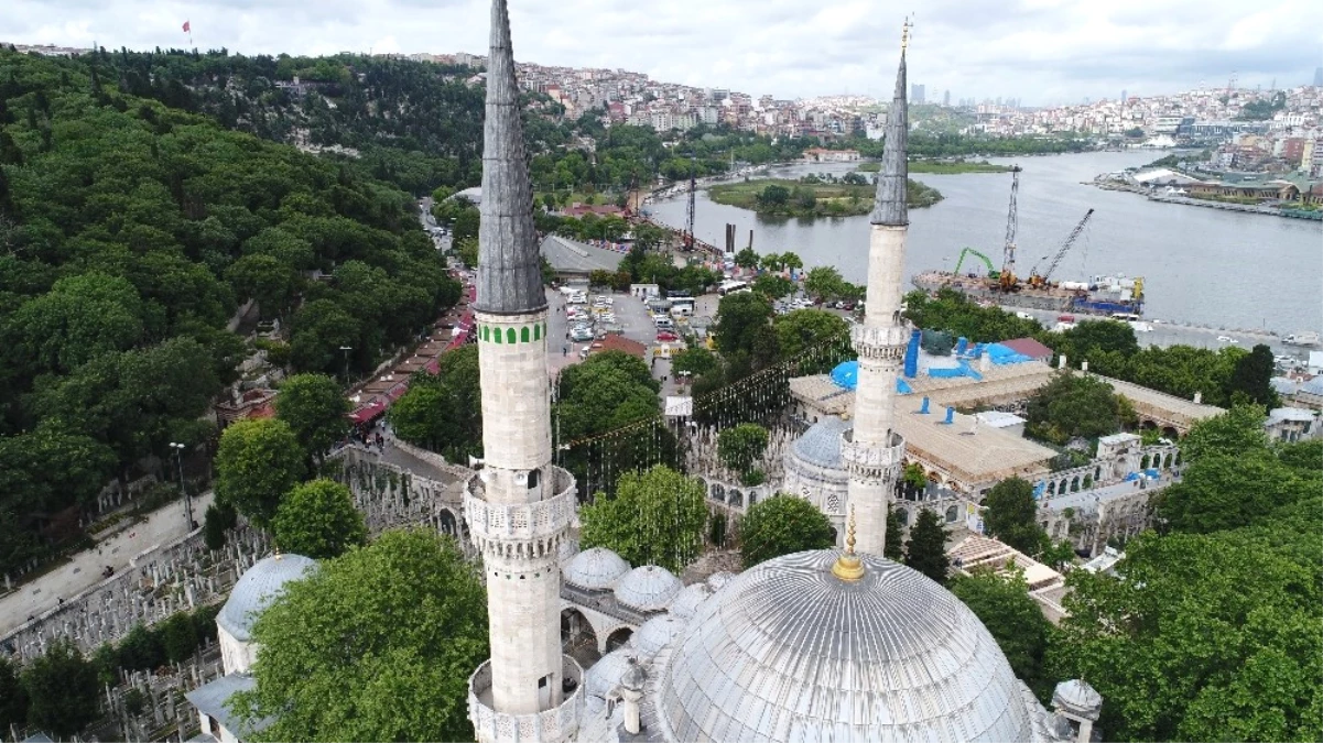 Camilere Asılan Mahyalar Havadan Görüntülendi