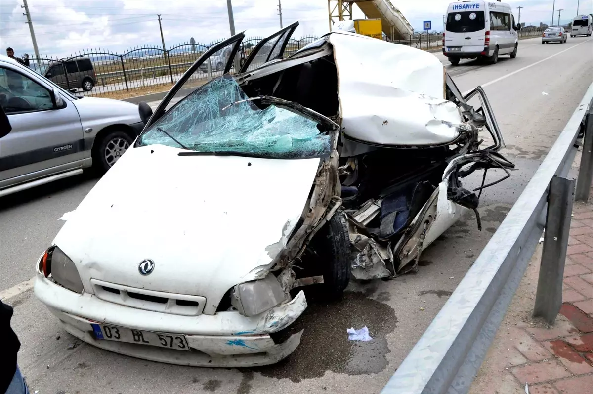 Temizlik Aracına Çarpan Otomobil Devrildi: 3 Yaralı