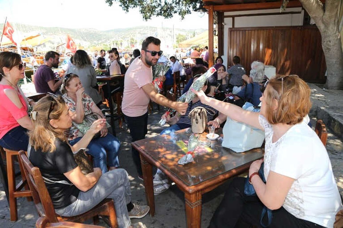 Anneler Gününde Bodrum Belediyesi\'nden Kırmızı Gül
