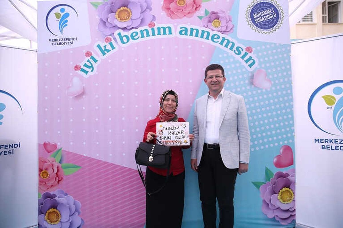 Annelerine Olan Sevgilerini Çerçevelettiler