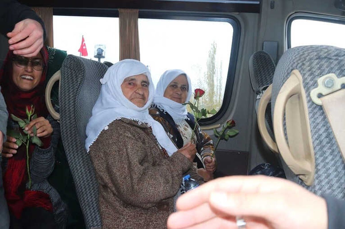 Başkale Polisinden \'Anneler Günü\' Sürprizi