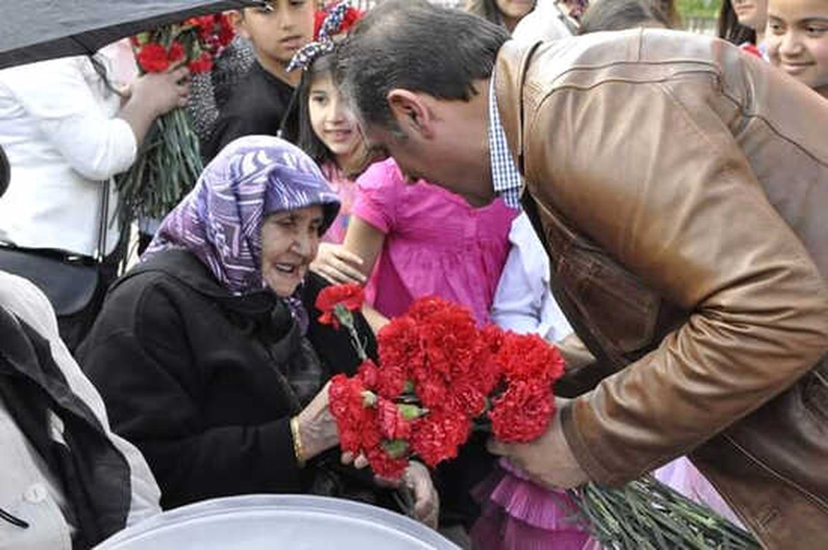 Başkan Çiftçi Anneleri Unutmadı