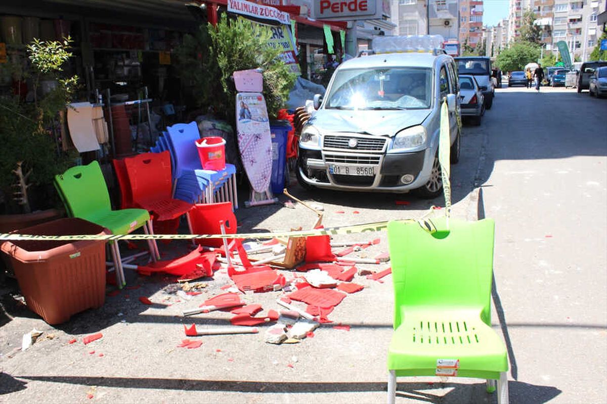 Binadan Düşen Sıva Parçalara Hasara Yol Açtı