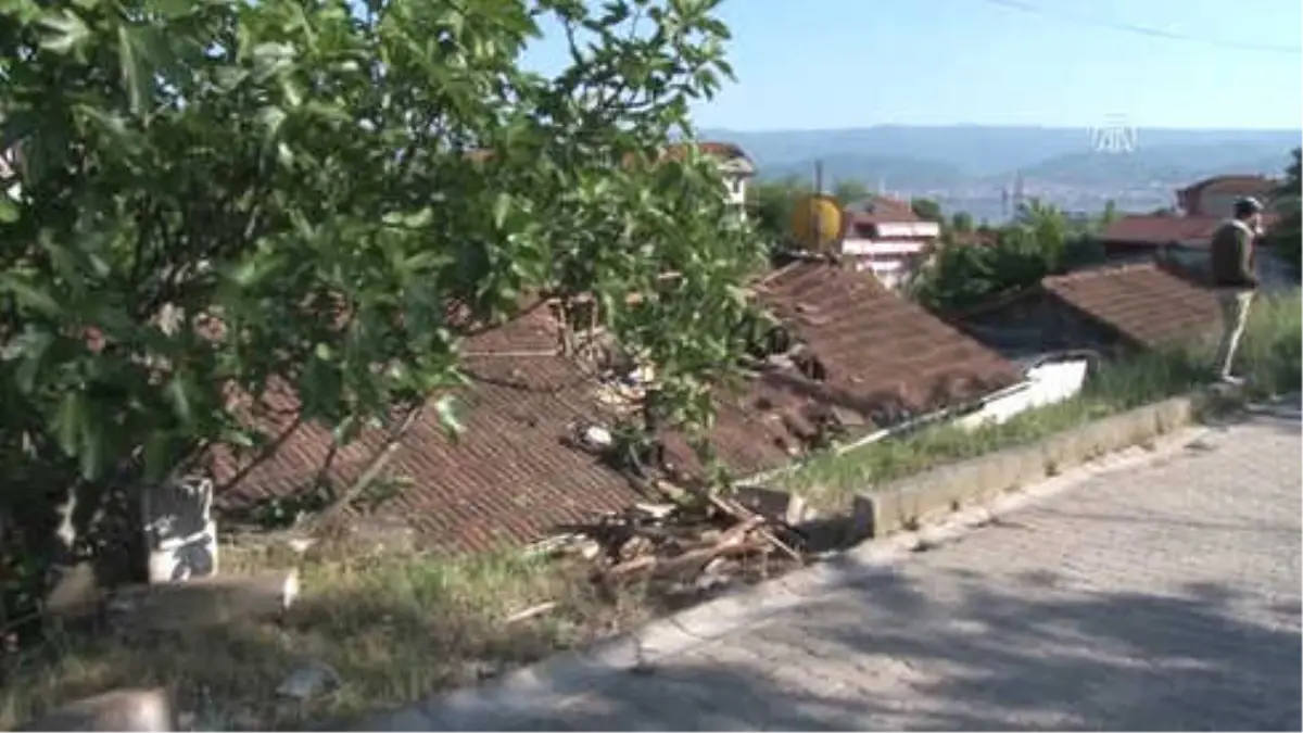 Çatıya Çarpan Otomobil Dere Yatağına Düştü