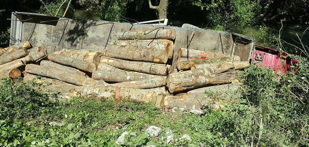 Devrilen Tırın Sürücüsü Yaralandı
