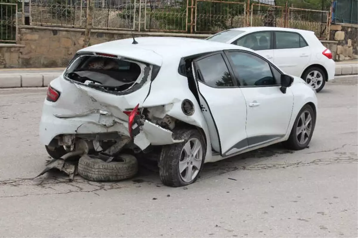 Elazığ\'da Trafik Kazası: 3 Yaralı