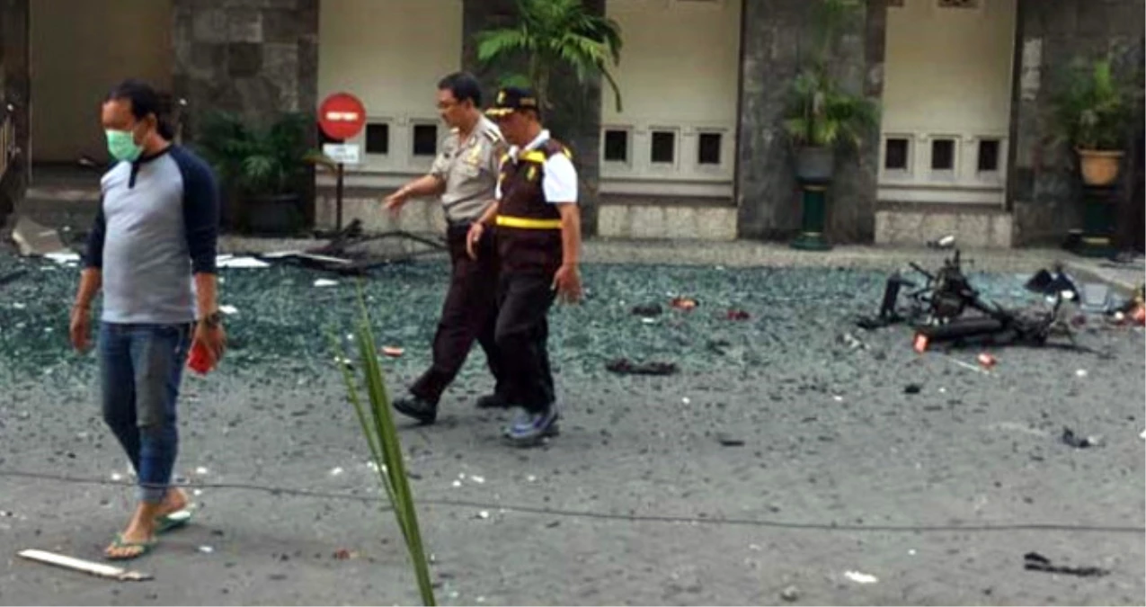 Endonezya\'da 3 Kiliseye Eş Zamanlı Bombalı Saldırı Düzenlendi: 2 Ölü, 13 Yaralı