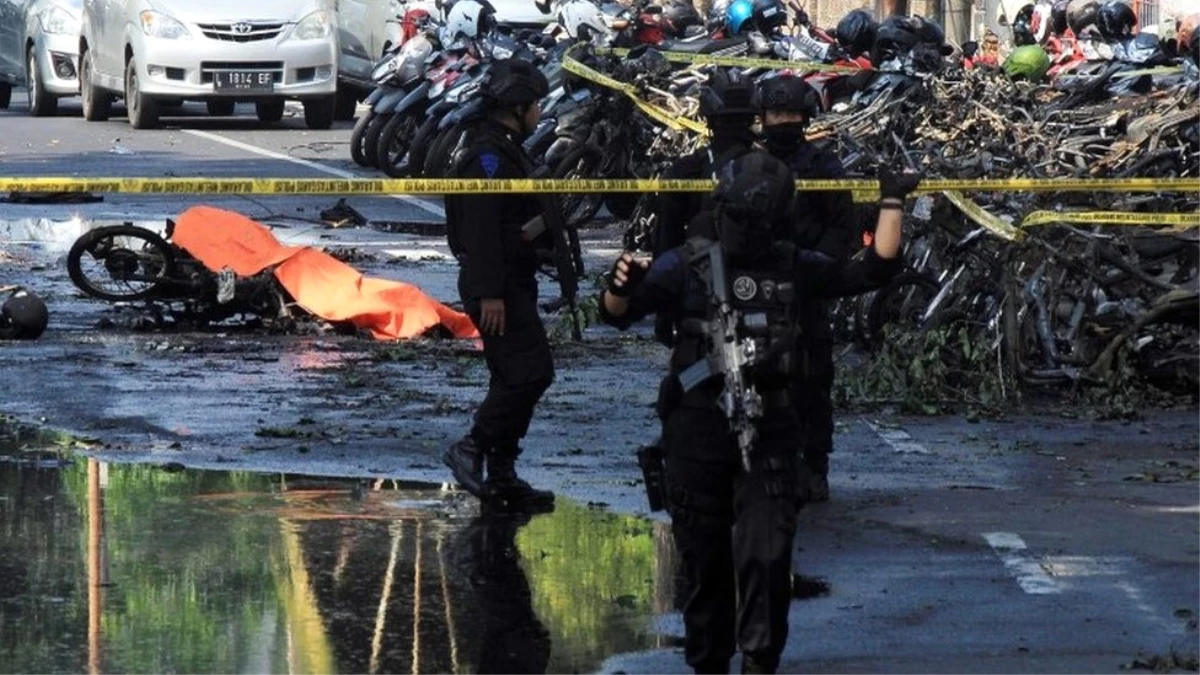 Endonezya\'da Üç Kiliseye İntihar Saldırısı: 11 Ölü