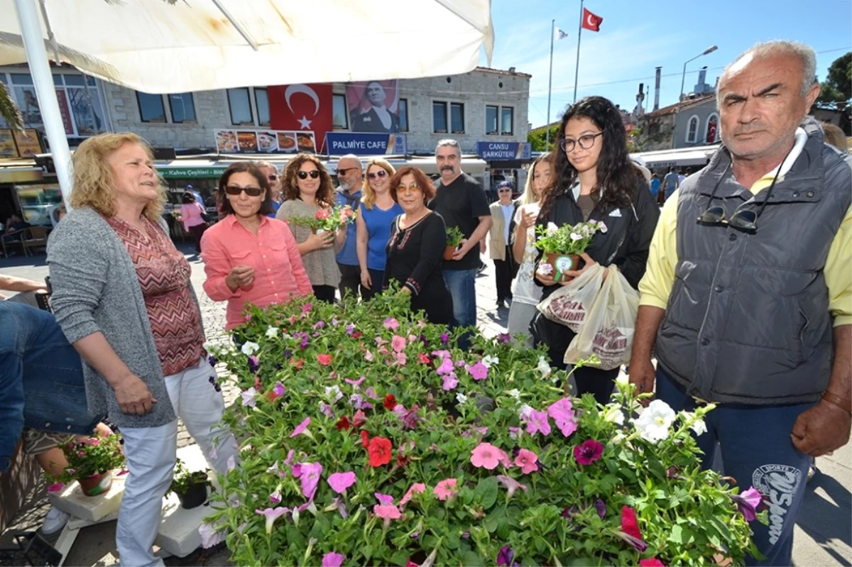 Foça Belediyesi, \'Anneler Günü\'nü Çiçeklerle Kutladı