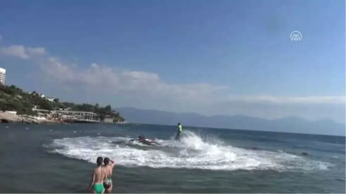 Kuşadası\'nda Flyboard Gösterisi