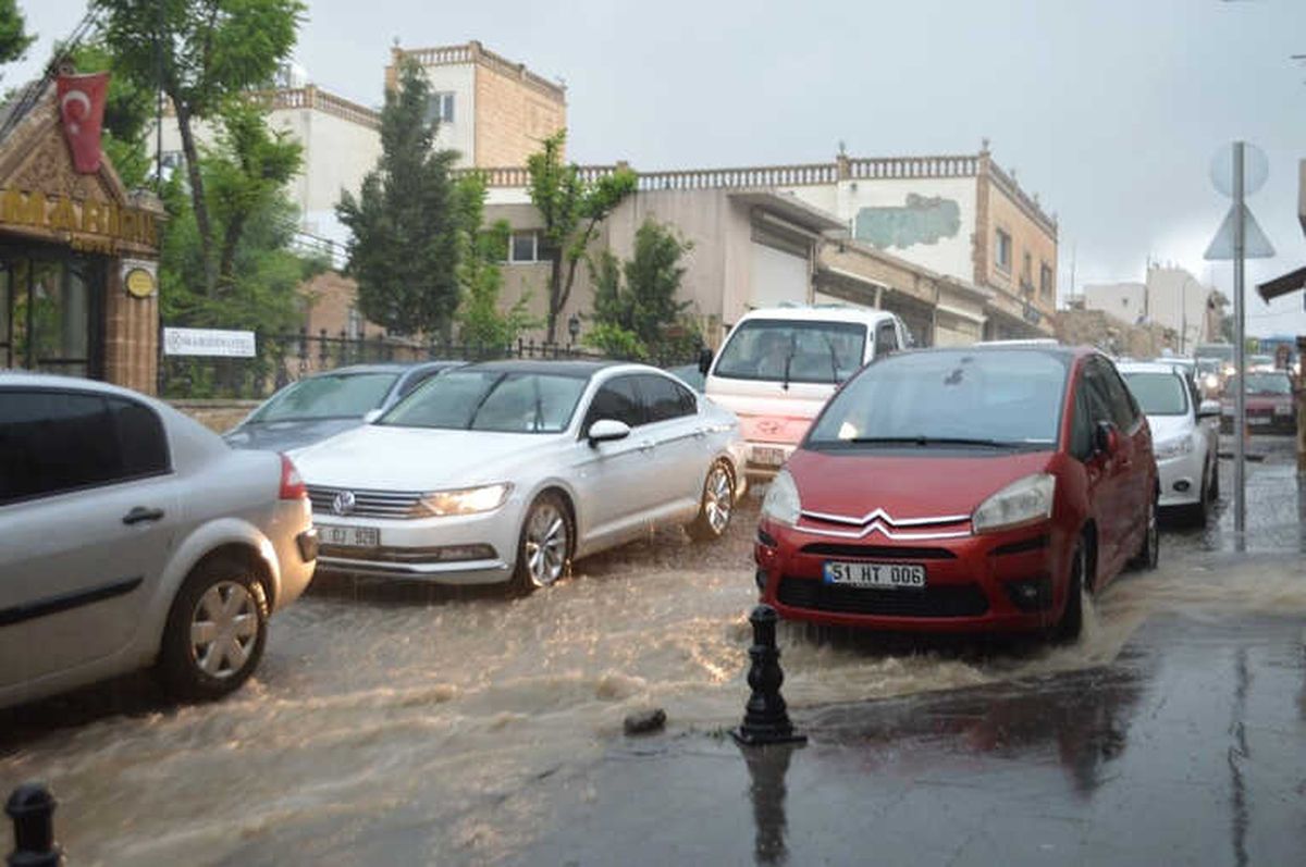Mardin\'de Sağanak Yağış Caddeleri Göle Çevirdi