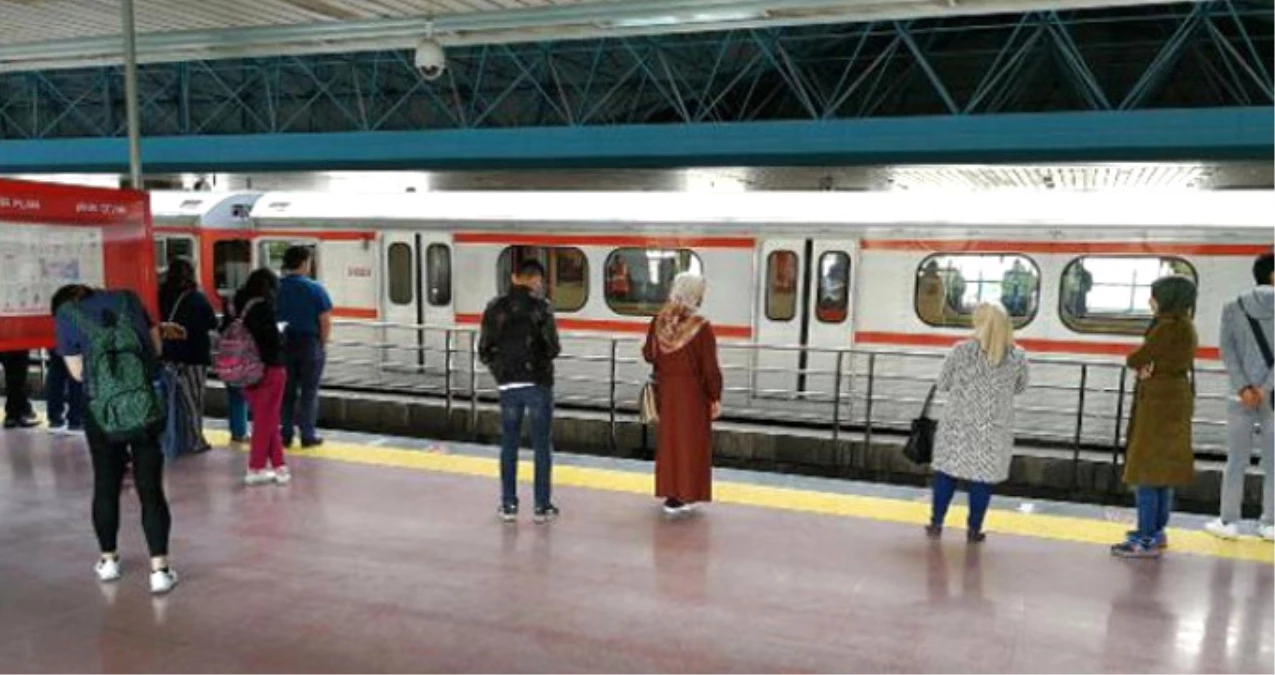 Ankara\'da Korkunç Olay! Aniden Gelen Metronun Önüne Atlayarak Yaşamına Son Verdi!