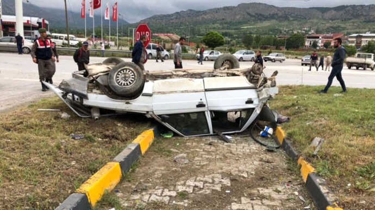 Otomobil ile Kamyonet Çarpıştı: 3 Yaralı
