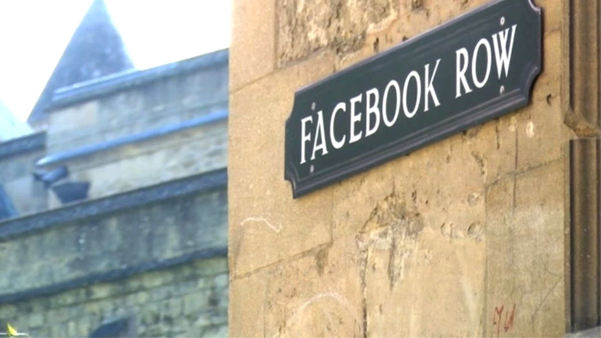 Oxford\'da Sosyal Medya Tabelaları: Facebook Sokağı, Snapchat Çıkmazı, Selfie Pasajı