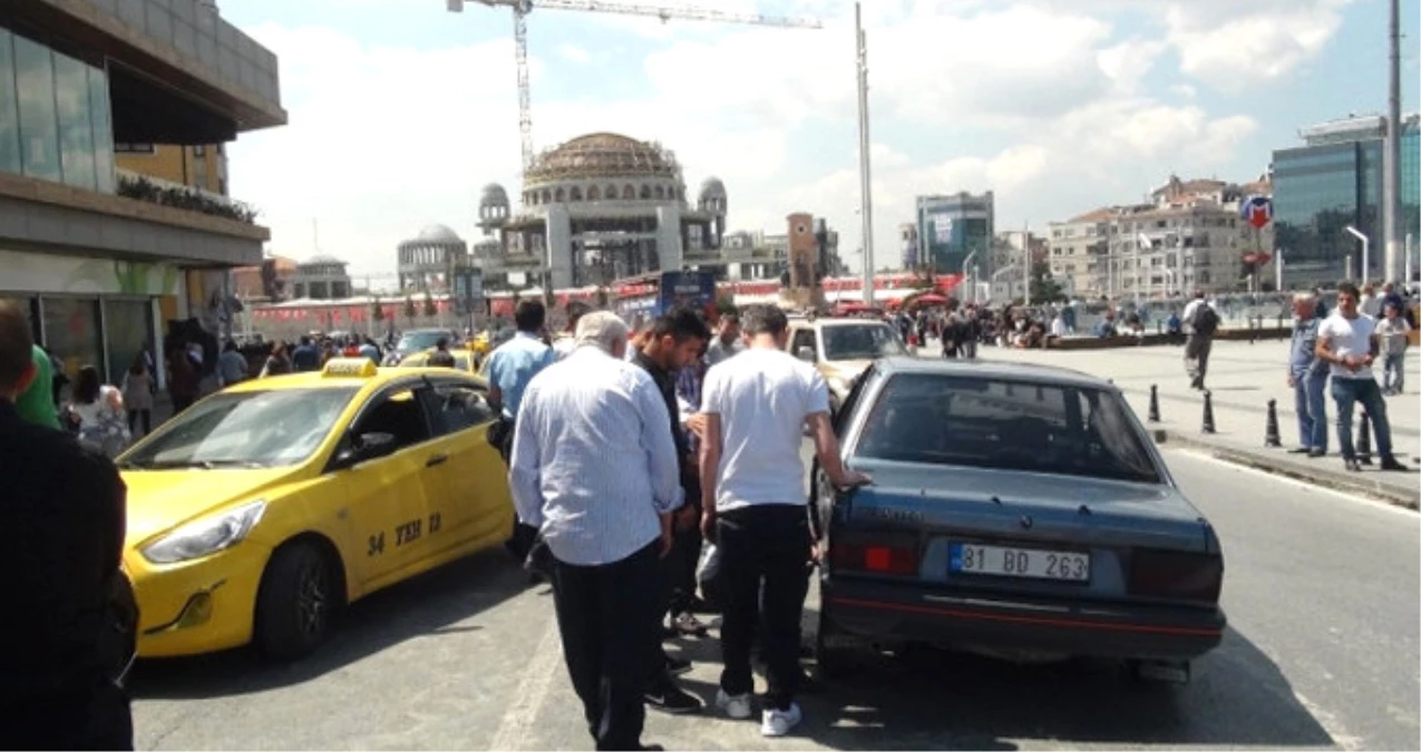 Taksim Meydanı\'ndaki Kaza Trafiği Felç Etti!