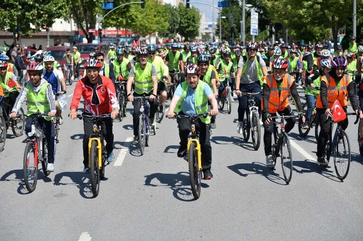Trafikte Bisikletlilere Dikkat Çekebilmek İçin Pedal Çevirdiler