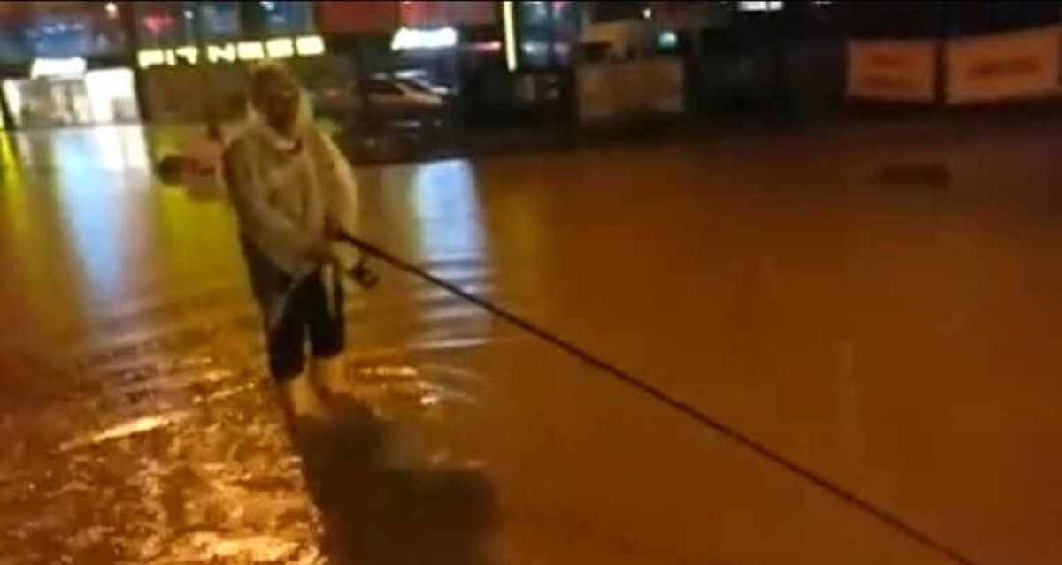 Yol Göle Dönünce Oltasını Alıp Dışarı Çıktı