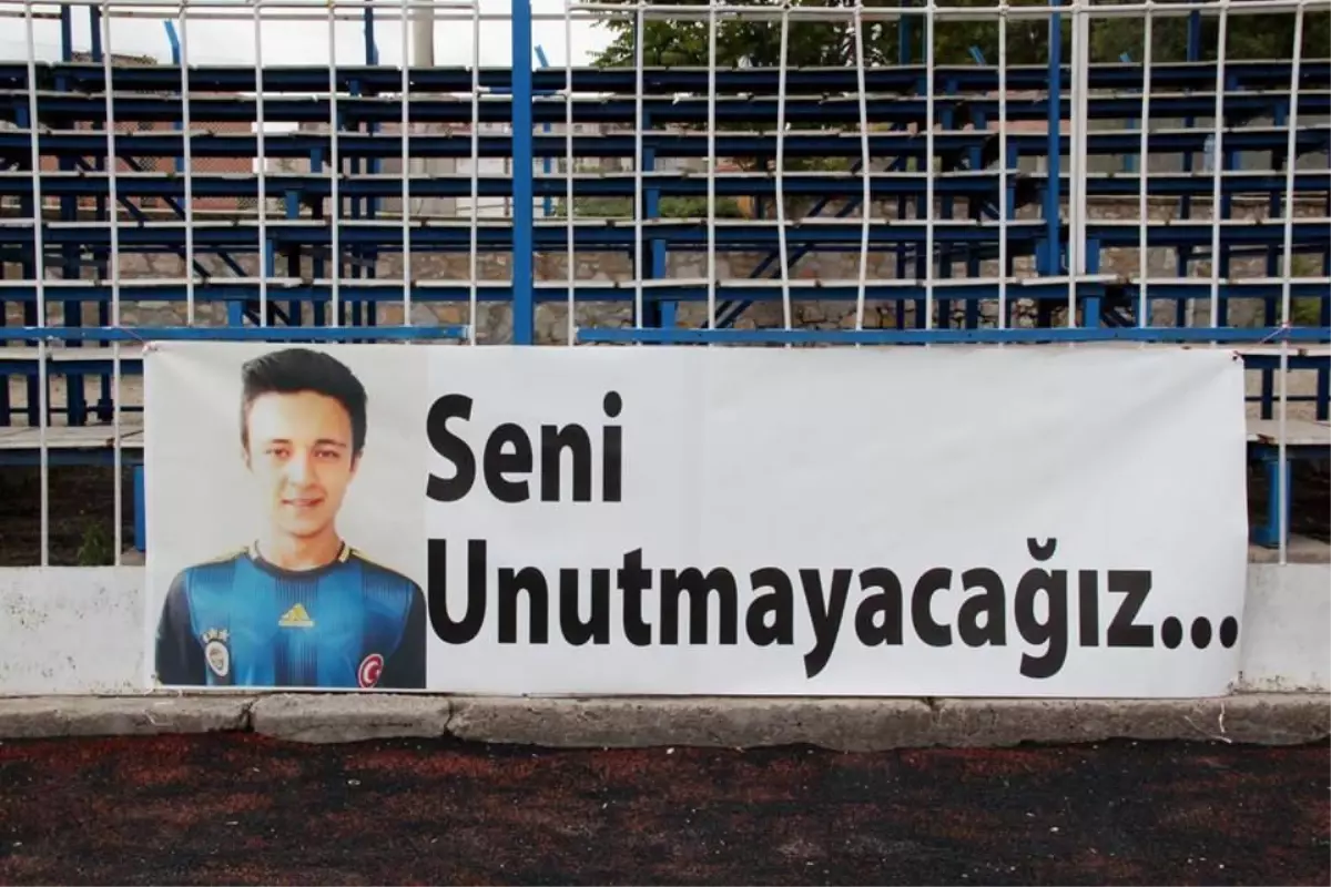 3 Yıl Önce Trafik Kazasında Hayatını Kaybeden Enes İçin Futbol Turnuvası Düzenlendi