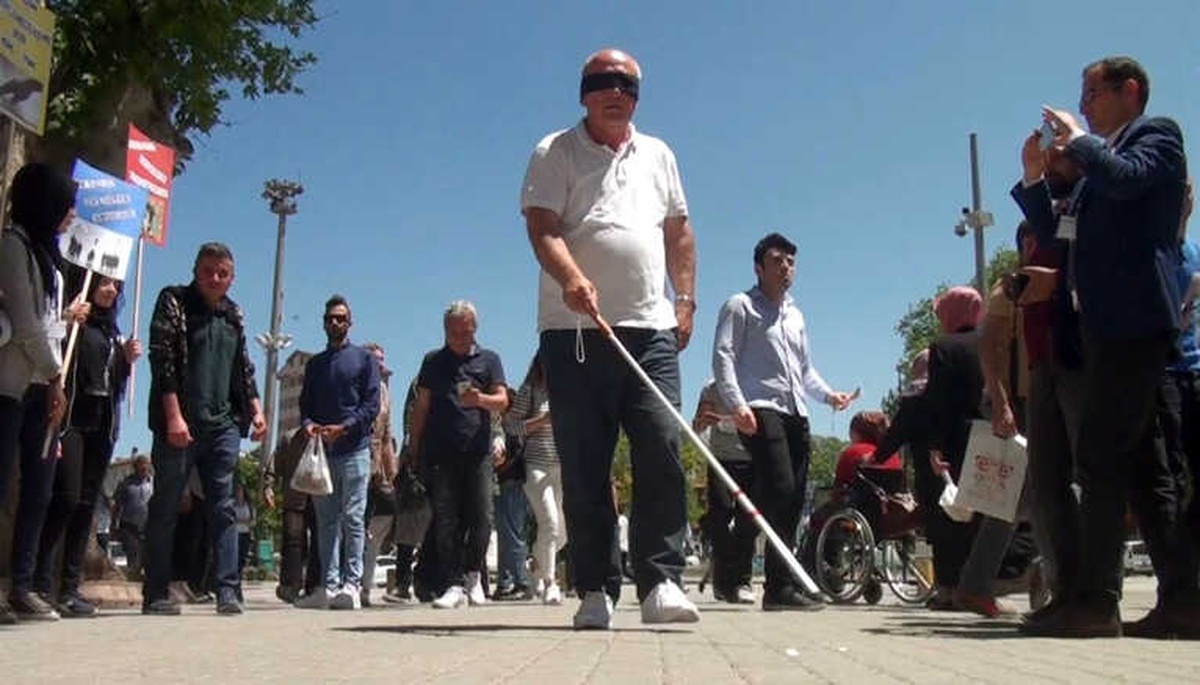 Beyaz Baston ile Yürüyüp, Tekerlekli Sandalye ile Caddede İlerlemeye Çalıştılar