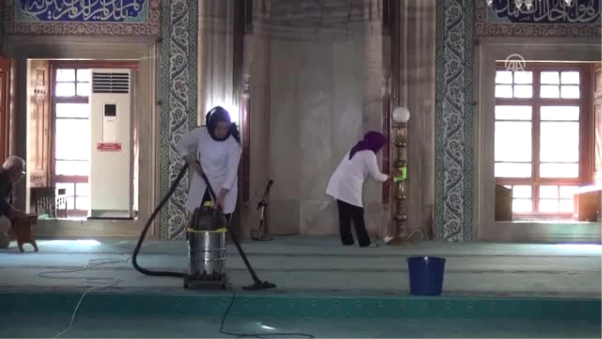 Camilerde "Ramazan Temizliği"