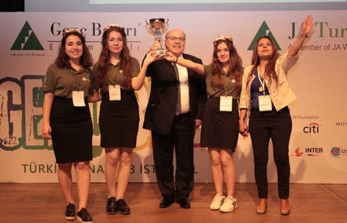 Çevre Dostu Makine Ürettiler \'Yılın Girişimcisi\' Seçildiler