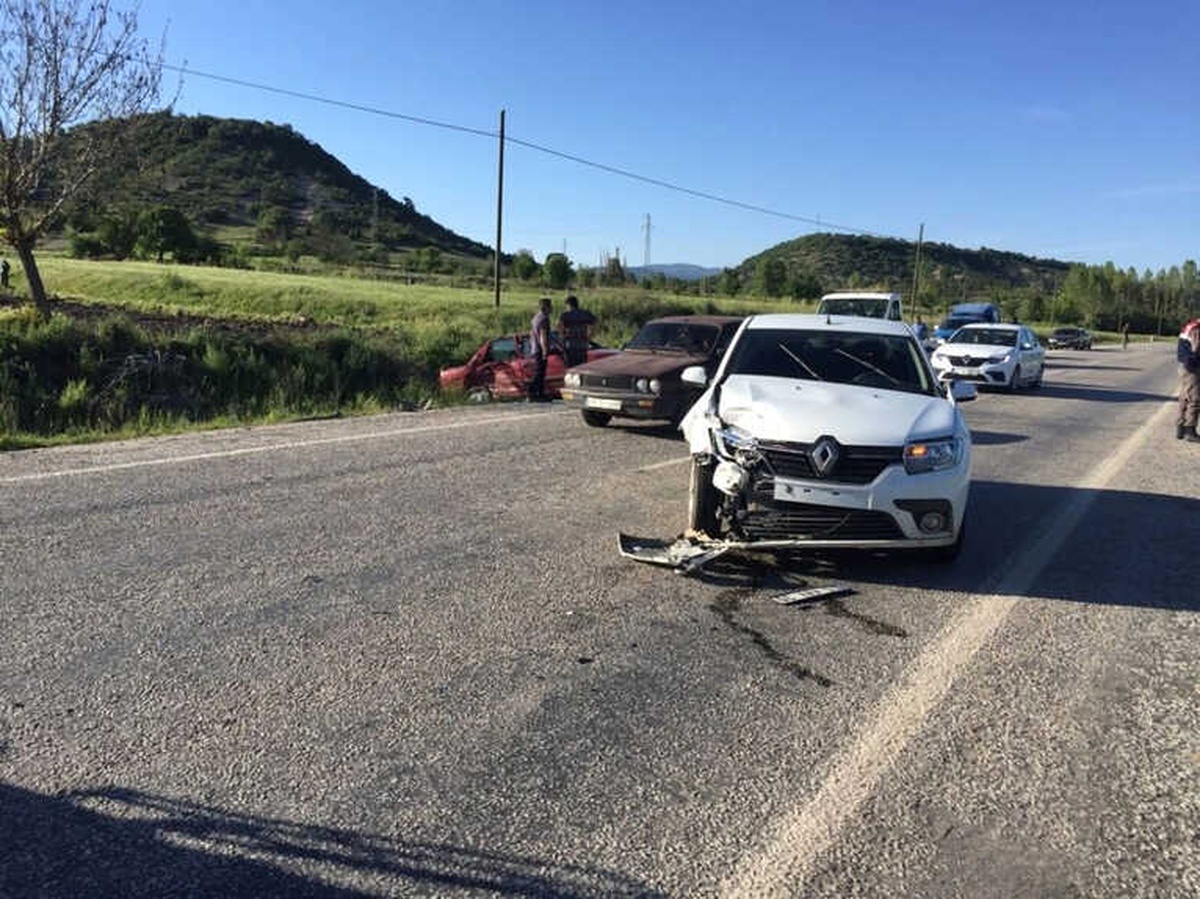Domaniç\'te Trafik Kazası: 2 Yaralı