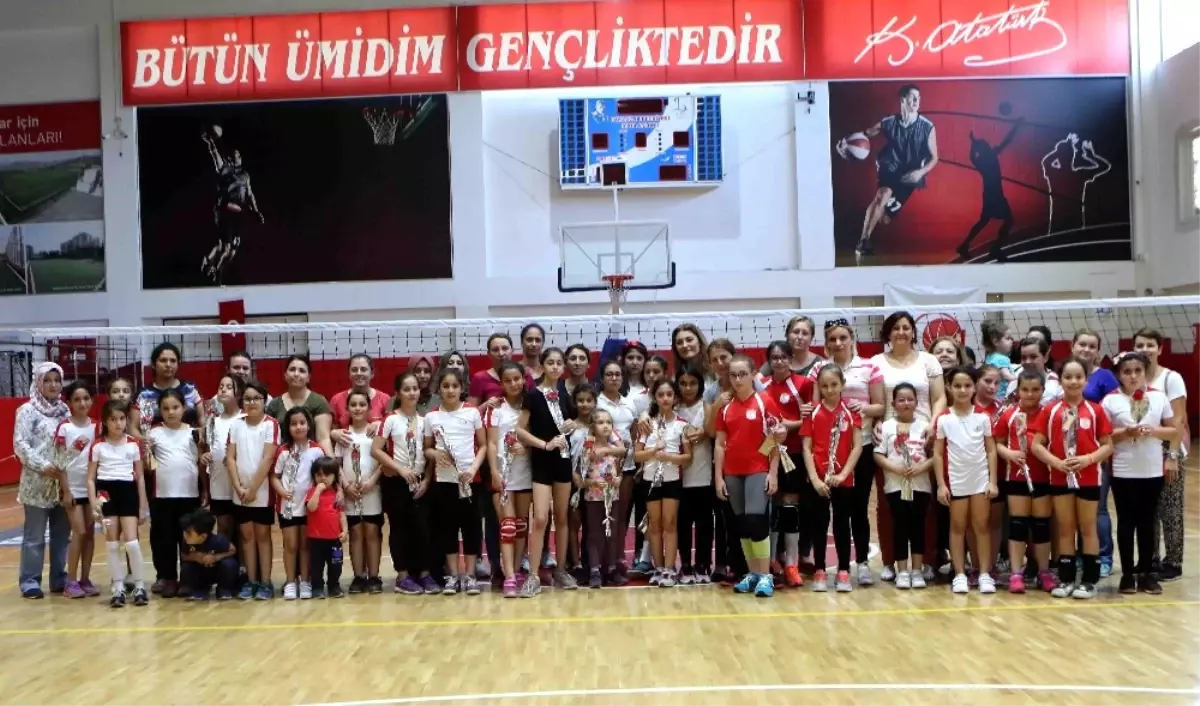 Filenin Sultanları Anneleriyle Voleybol Oynadı