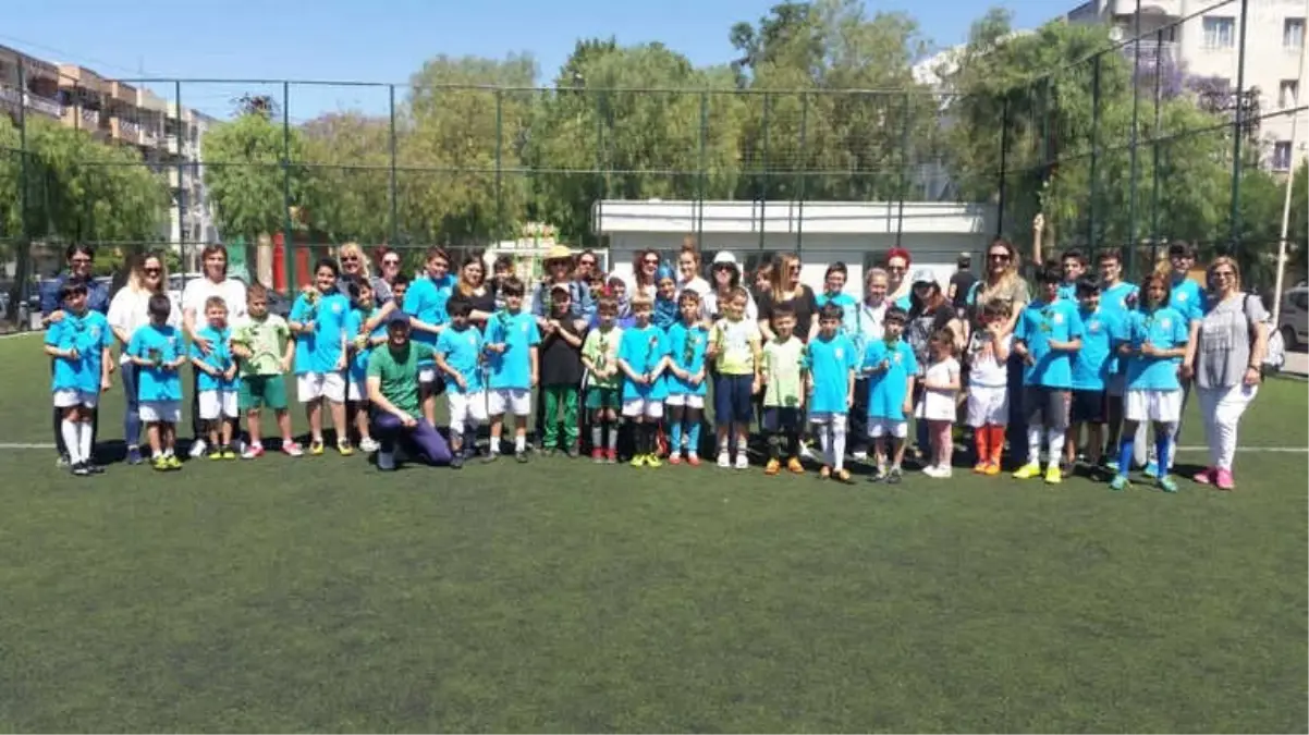 Futbol Sahasında Anneler Günü Kutladılar