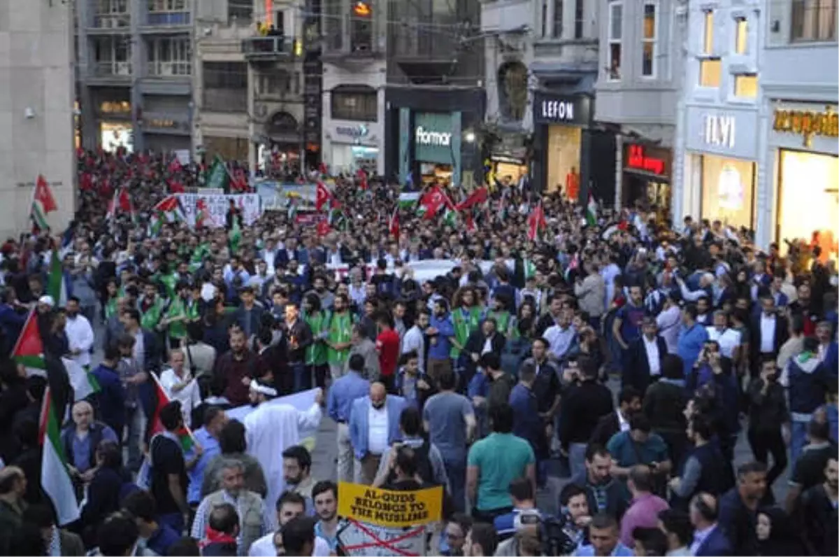 İstiklal Caddesi\'nde ABD ve İsrail Protestosu