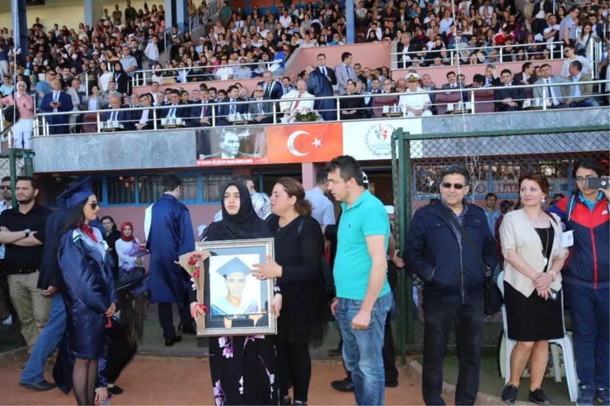 Kazada Ölen Sözlüsünün Fotoğrafını Mezuniyet Töreninde Gözyaşlarıyla Taşıdı