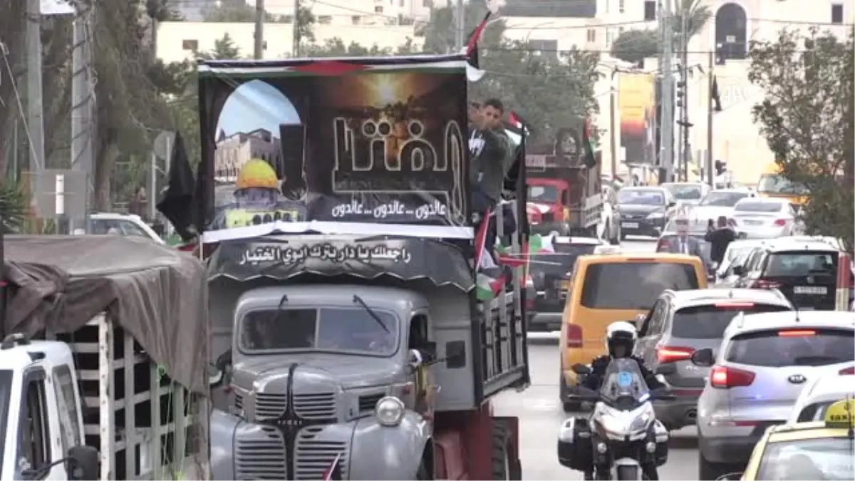 Nekbe Mağdurlarını Taşıyan Otobüslerle Ramallah\'ta Protesto