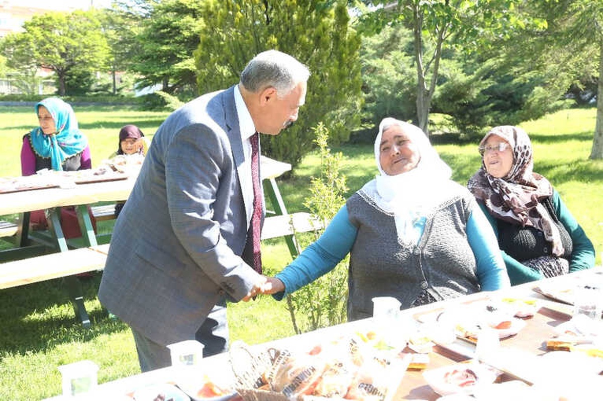 Niğde Belediyesinden Anneler Günü\'ne Özel Kahvaltı Programı