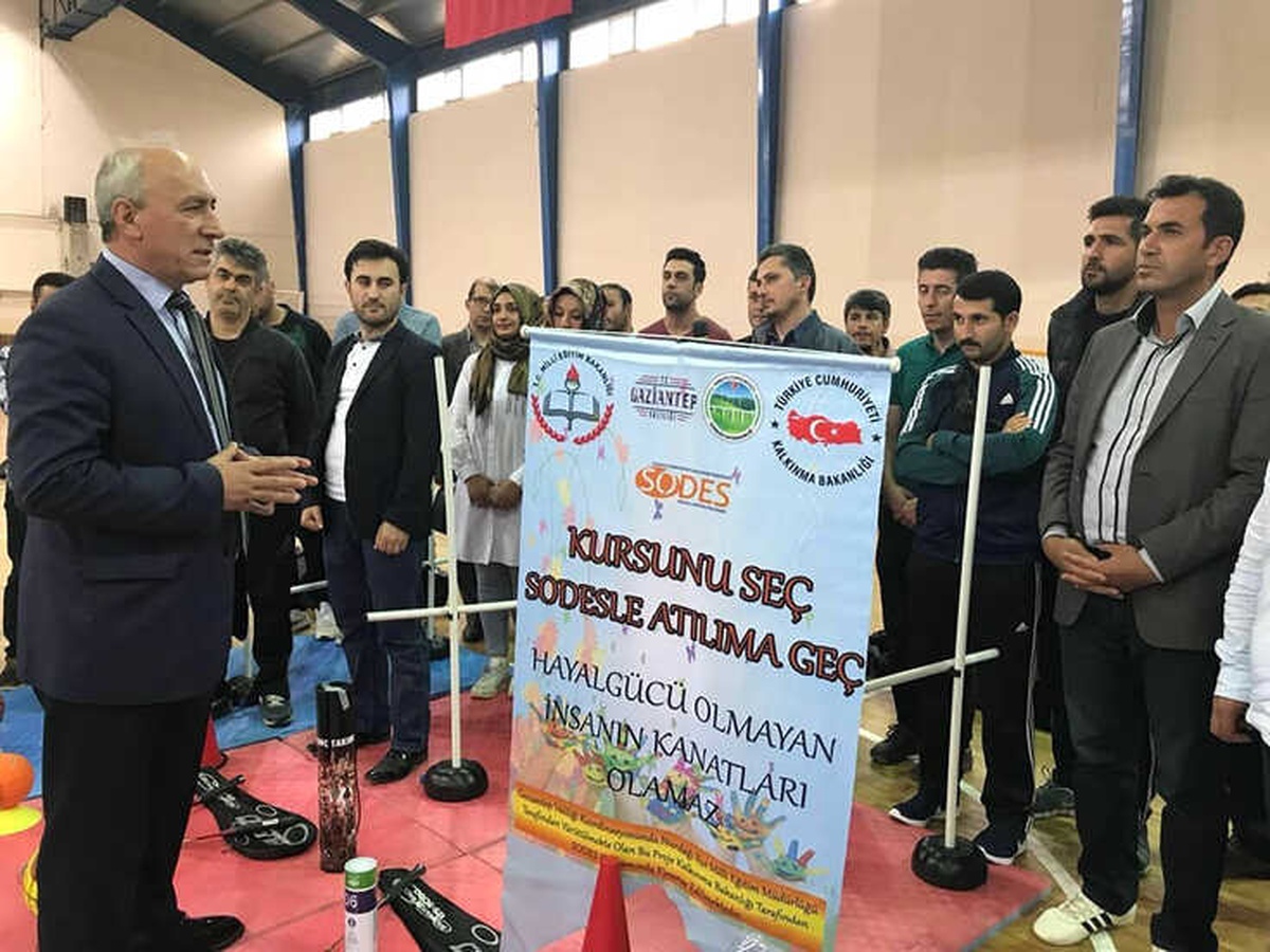 Nurdağı\'nda 51 Okula Spor Malzemesi Dağıtıldı