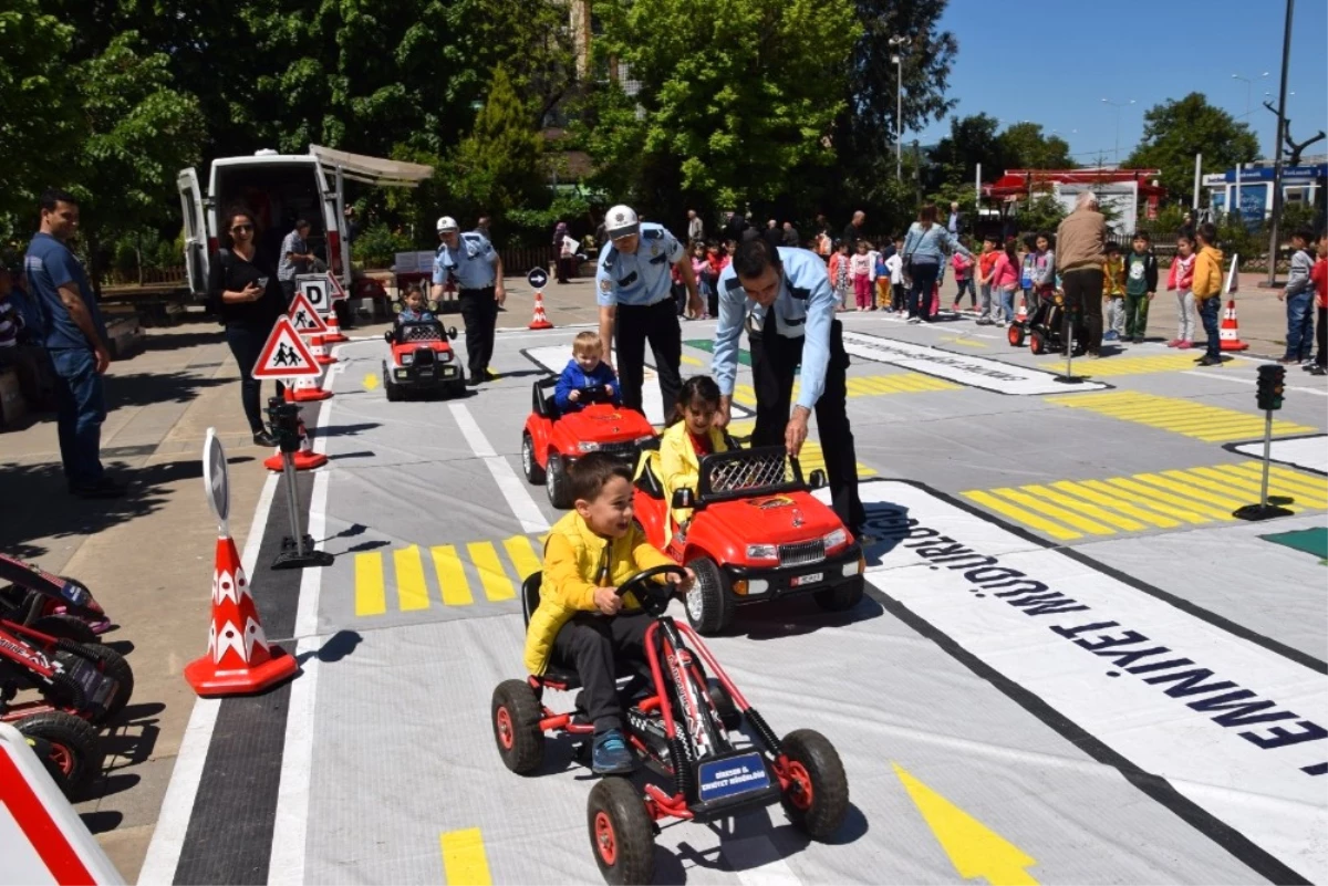 Öğrencilere Uygulamalı Trafik Eğitimi Verildi