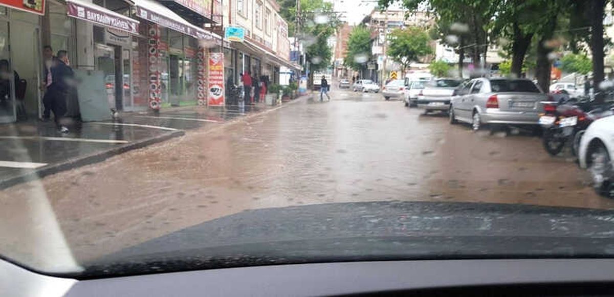 Siverek\'te Ev ve İş Yerlerini Su Bastı
