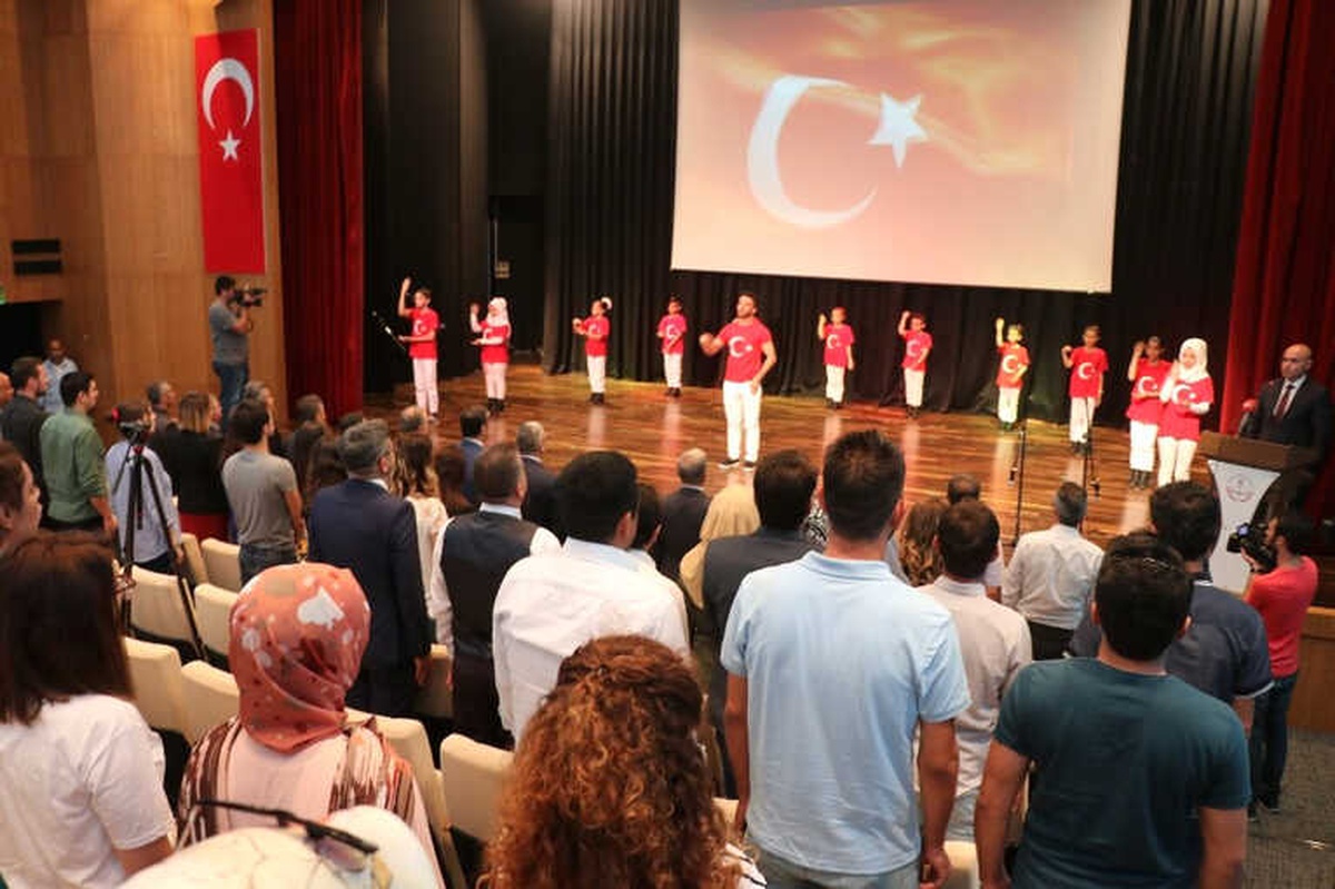 Suriyeli Çocuklardan Kültür Sanat Gösterisi