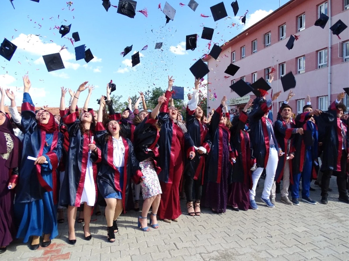 15 Temmuz Demokrasi Şehitleri Anadolu Lisesi\'nden 59 Öğrenci Mezun Oldu