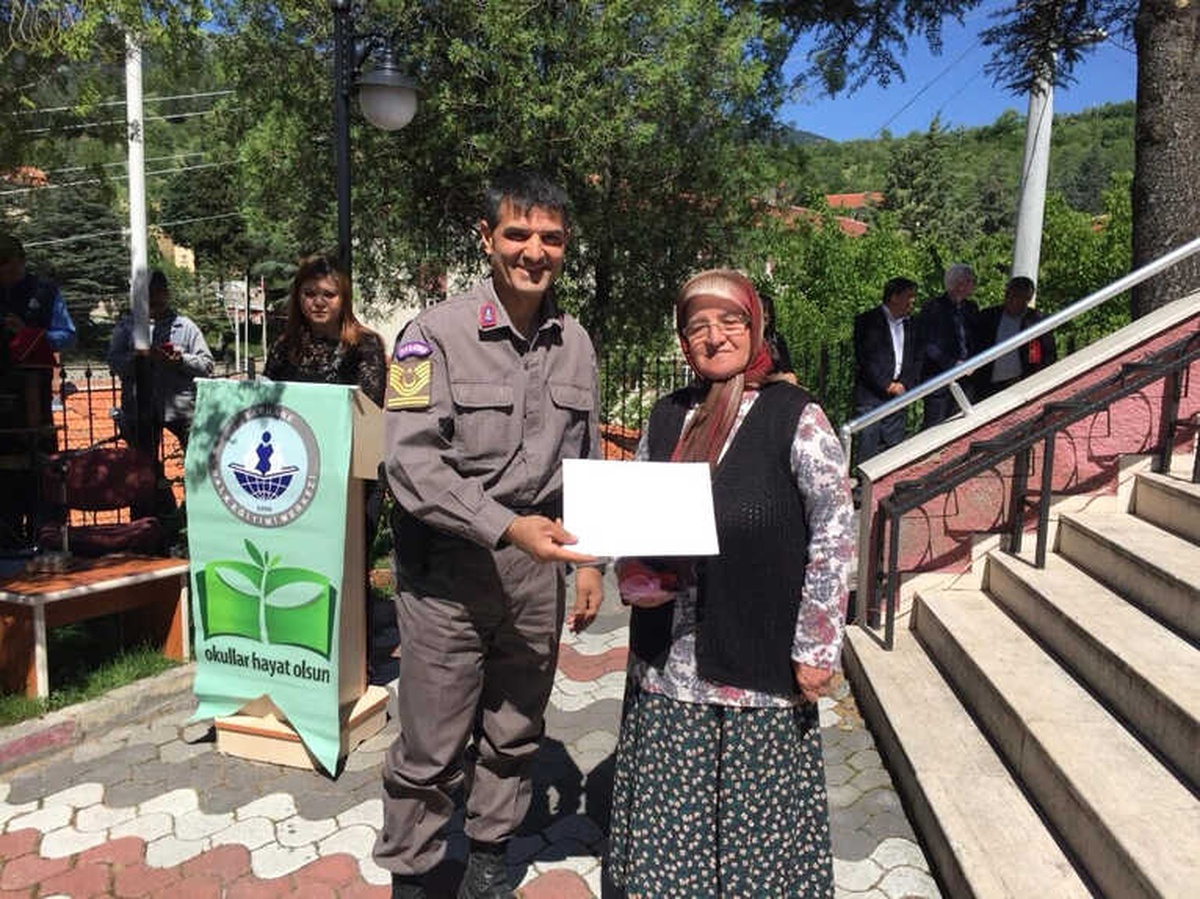 71 Yaşındaki Naciye Nine\'nin Öğrenerek Yaşama Tutunması Örnek Oldu