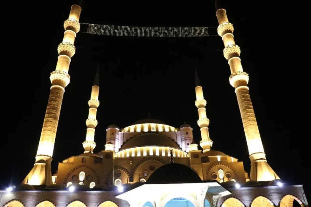 Abdülhamit Han Camii\'nde 10 Bin Kişiyle İlk Teravih