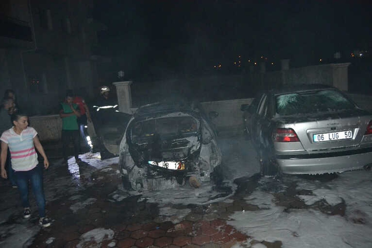 Adana\'da Park Halindeki Otomobillerin Yakılarak Kundaklandı İddiası