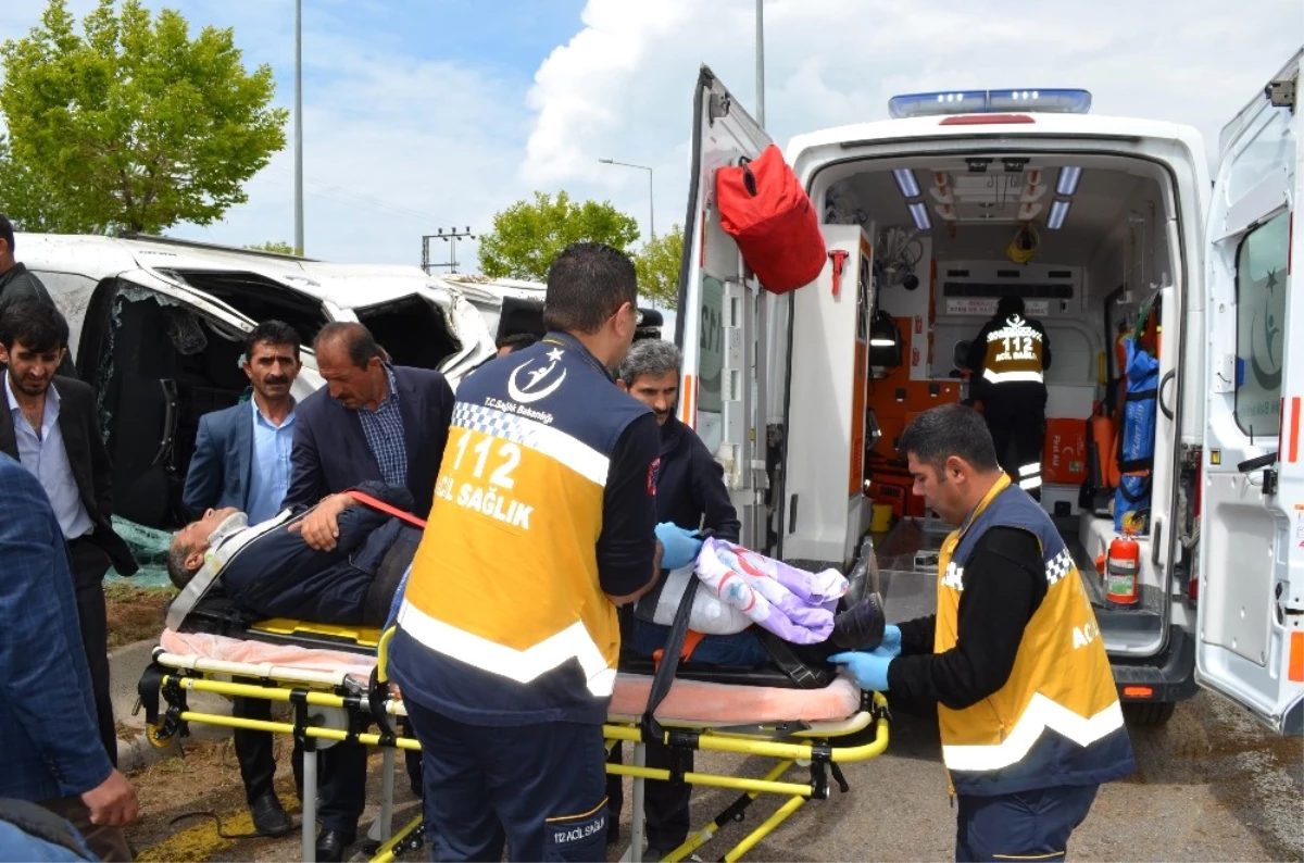 Adilcevaz\'da Trafik Kazası: 3 Yaralı