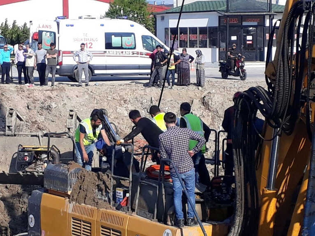 Ayağı İş Makinesine Sıkışan İşçi Kurtarıldı