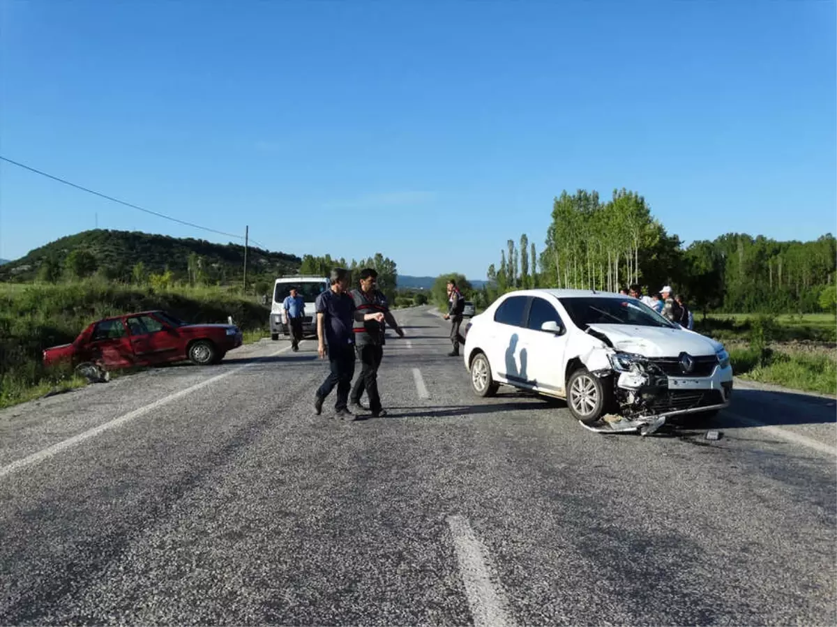 Domaniç\'te Trafik Kazası: 2 Yaralı