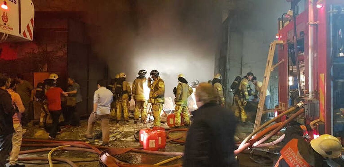 Gaziosmanpaşa\'da Korkutan Fabrika Yangını