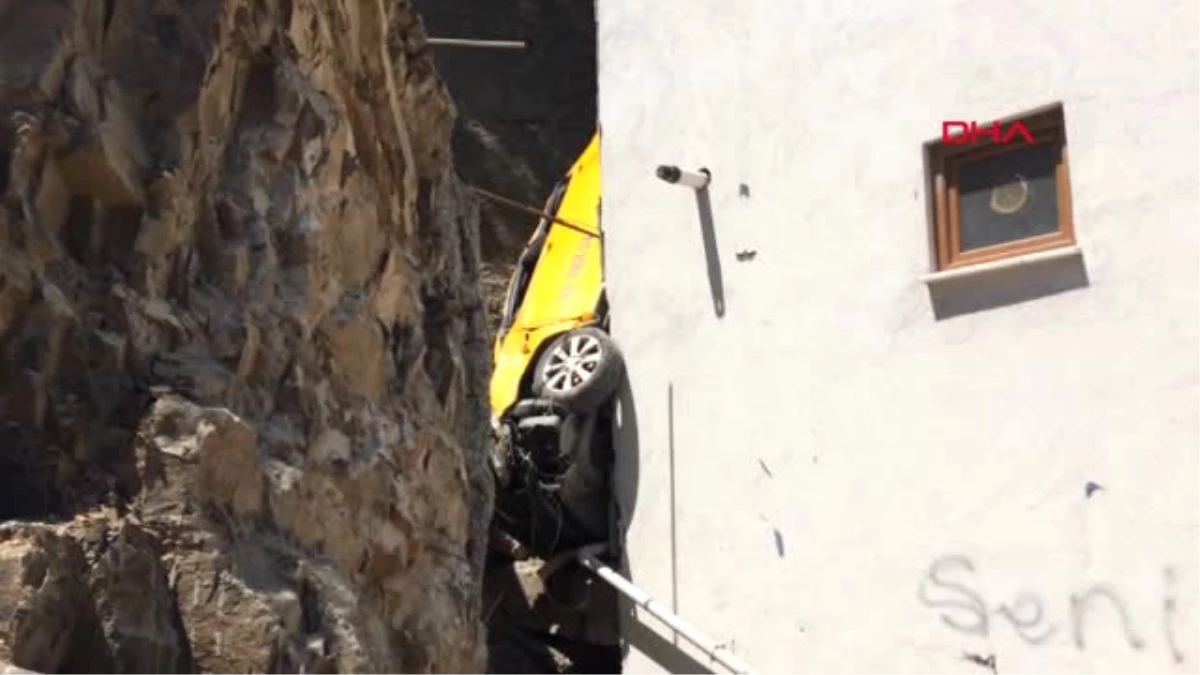Kağıthane\'de Şaşkına Çeviren Kaza: Taksi 30 Metreden Aşağı Uçtu