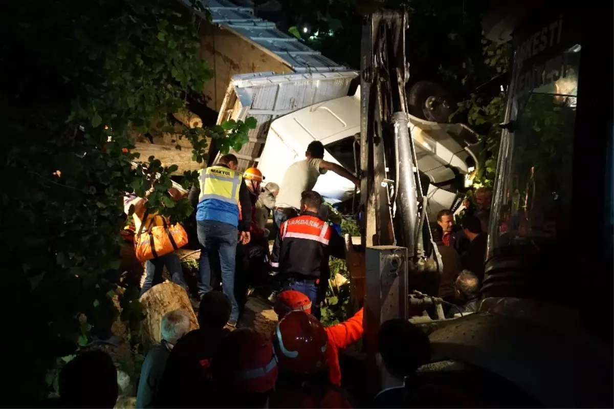 Kamyon Kabininde Sıkışan Sürücü 4 Saatlik Çalışma Sonucu Kurtarıldı